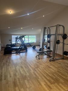 2 Bed Flat - Sleeps 4 - Pets - Hot Tub - Gym