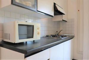 Lovely bright flat few steps away from the beach