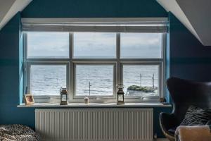 Bay View - Private parking, beach views, central location