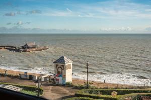 Bay View - Private parking, beach views, central location