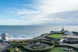 Bay View - Private parking, beach views, central location