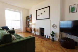 The Lookout - Stylish penthouse with sea views