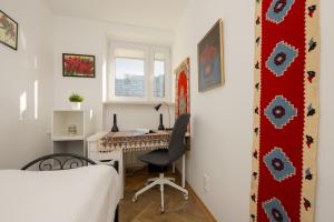 Autumn Apartment with Balcony and Two Bedrooms by Renters