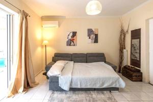 Colourful and bright apt in Kallithea