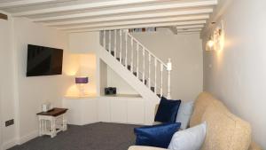 Wheat Cottage - 5* Cyfie Farm with private covered hot tub