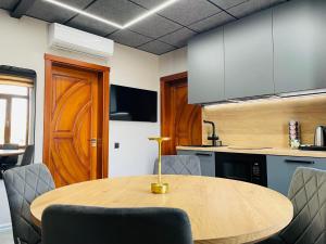 BRIVIBAS RESIDENCE - WEST EAST, free PRIVAT parking, free WIFI, self check-in