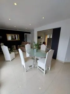 Les Suites de Véronique, chez Véronique Olive - 卡德维勒