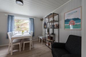 Cozy House By The Fjord In The Heart Of Lofoten