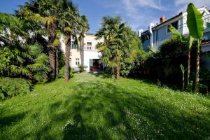 Villa on the beach with a splendid garden 