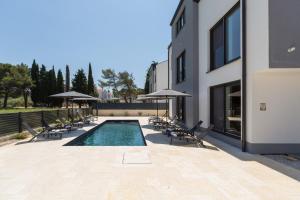 Villa Matic II apartment with balcony and shared pool