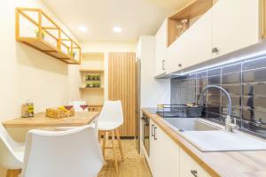 New Renovated Apt in City Center