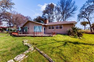 Laid-Back Lake House