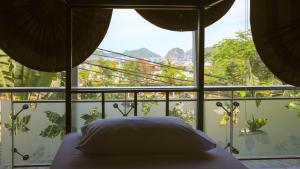 Gieng Ngoc Sea moutain View Cat Ba