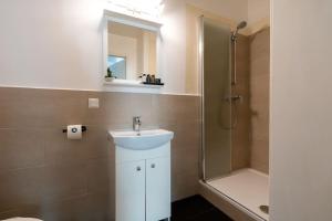 Sleek Studio by City Center by HM