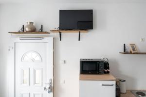 Sleek Studio by City Center by HM