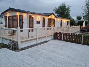 2 Bed Lodge Style Caravan with Hot Tub & Private Garden at Patrington Haven Leisure Park - Sunk Island
