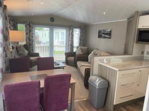 2 Bed Lodge Style Caravan with Hot Tub & Private Garden at Patrington Haven Leisure Park