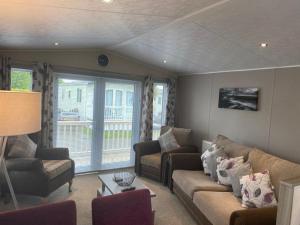 2 Bed Lodge Style Caravan with Hot Tub & Private Garden at Patrington Haven Leisure Park