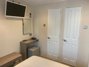 2 Bed Lodge Style Caravan with Hot Tub & Private Garden at Patrington Haven Leisure Park