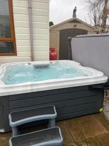 2 Bed Lodge Style Caravan with Hot Tub & Private Garden at Patrington Haven Leisure Park