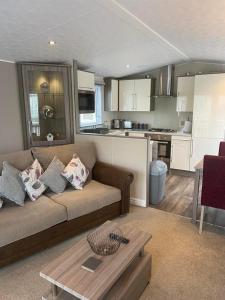 2 Bed Lodge Style Caravan with Hot Tub & Private Garden at Patrington Haven Leisure Park