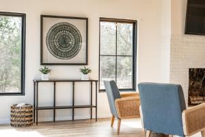 Walk to Lake Whitney Fire Pit BBQ Grill King Bed