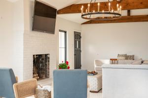 Walk to Lake Whitney Fire Pit BBQ Grill King Bed