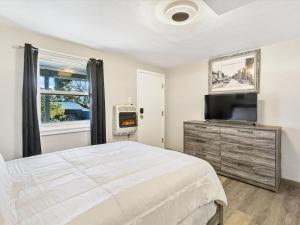 Charming Retro Property 6