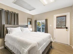 Charming Retro Property 22