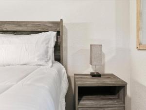 Charming Retro Property 8