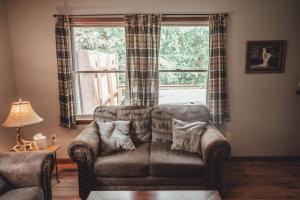 King Bed House w Private Hot Tub