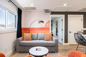 Colorful 2 Bedroom Retreat with 3 Beds Patio and Free Parking
