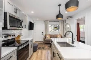 Bright Condo with 3 Beds 2 Bedrooms Walk to Grocery - Green Hills