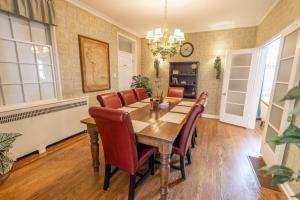 Cardinal Inn Romantic Room