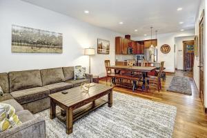 Suncadia 2 Bdrm Pet Friendly Townhome Steps Away from Pool