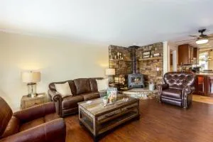 Broken Bow Getaway Pet Friendly Midtown - Alfalfa