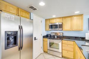 Biloxi Condo with Pool Access - Steps to Beach!