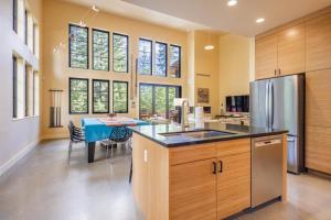 Suncadia Single Story 4 Bdrm Home with Hot Tub