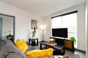 Cozy 3bed Condo with balcony & a rooftop pool