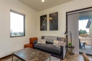 Brasada Ranch Guest House walk to the ranch