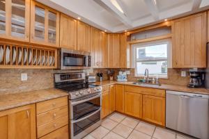 Two-unit home on AMI, 40 steps to beach entrance