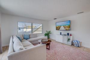 Two-unit home on AMI, 40 steps to beach entrance