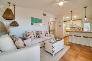 Cozzi Cottage located only steps to the white sandy beaches complete with rooftop terrace - 4hvězdičkové hotely ve městě Holmes Beach