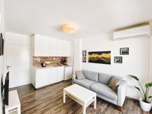 Modern studio in City Center, 5min from Beach
