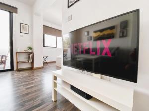 Modern studio in City Center, 5min from Beach