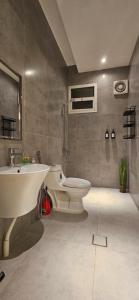 شقة أنيقة مودرن بدخول ذكي و سطح بجلسة خارجية