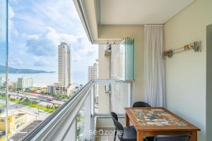 Apto c/ varanda e churrasq. 400m praia DBR0805