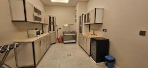 شقة أنيقة مودرن بدخول ذكي و سطح بجلسة خارجية