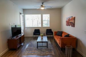 Luxury furnished & Designed 2 Bedroom Part Hotel in Woodland Hills