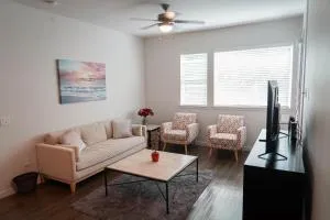 Luxury Designed 2 Bedrooms Part Hotel in Woodland Hills CA - وودلاند هيلز